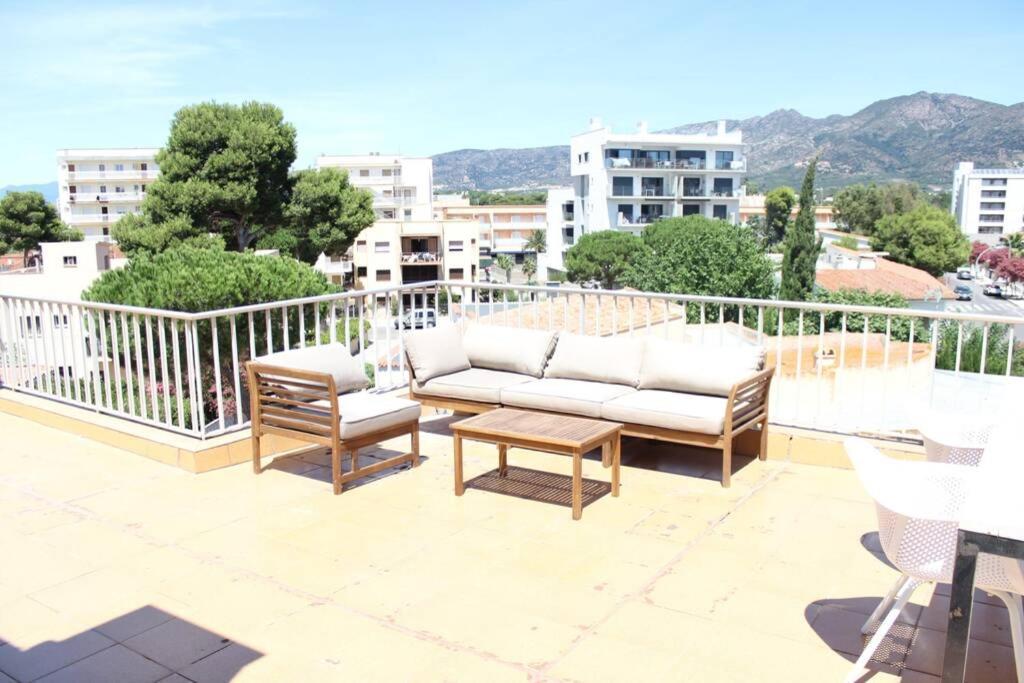 Beautiful Loft, Huge Sunny Terrace, View Over The Beach And Sea Roses Exterior foto