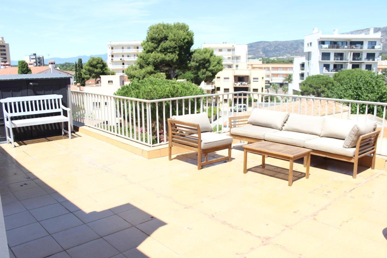 Beautiful Loft, Huge Sunny Terrace, View Over The Beach And Sea Roses Exterior foto